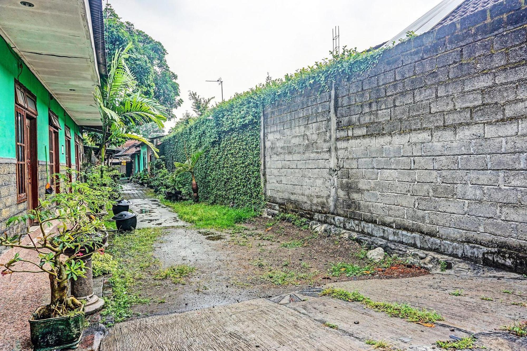 Oyo 91697 Nyaman Homestay Syariah Pare Exterior foto